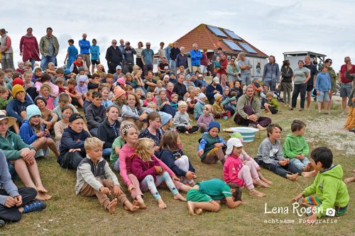 Zeltplatzfreunde Spiekeroog e.V. Vereinsaktivität Kinderfest 2025 Kinder auf Düne vorm Waschhaus